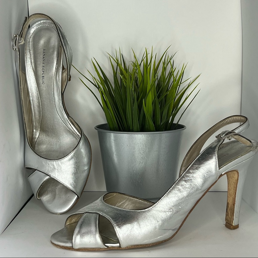 Banana Republic Frankie Slingback Peep Toe Heels Silver Size 8.5